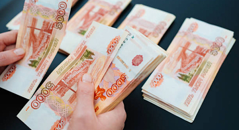 В 2025 году среднемесячный заработок в Российской Федерации преодолел рубеж в 100 тысяч рублей. 