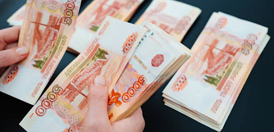 В 2025 году среднемесячный заработок в Российской Федерации преодолел рубеж в 100 тысяч рублей. 