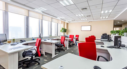 Какие требования предъявляются к размеру помещения для организации работы офисного сотрудника?