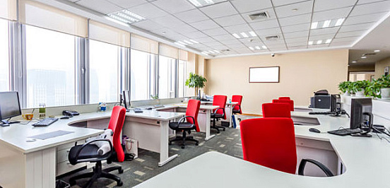 Какие требования предъявляются к размеру помещения для организации работы офисного сотрудника?