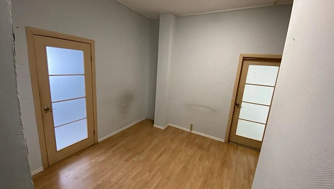 73,5